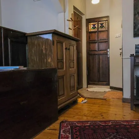 Old Stylish Vintage Apt In Pera