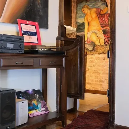 Old Stylish Vintage Apt In Pera